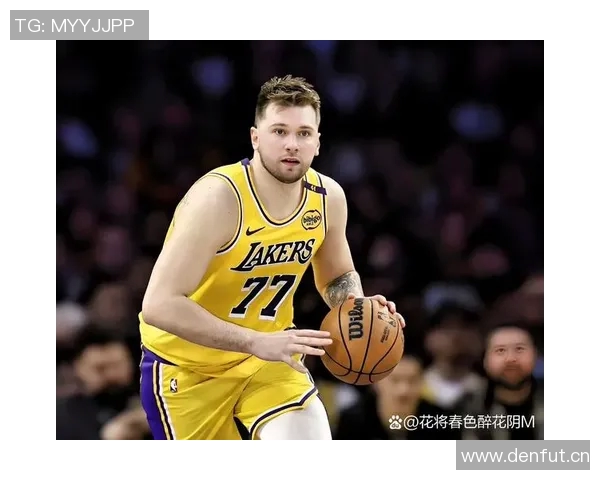 小里与东契奇的默契搭档雷迪克谈勒布朗缺阵的影响与应对策略 小里与东契奇的默契搭档雷迪克谈勒布朗缺阵的影响与应对策略