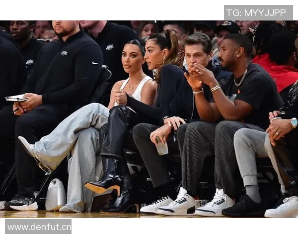 WNBA球星里斯携维密内衣展现完美身材引发时尚热潮 WNBA球星里斯携维密内衣展现完美身材引发时尚热潮