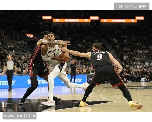 NBA赛事回顾魔术遭黄蜂逆袭勇士战胜雄鹿雷霆轻松击败奇才马刺压制热火 NBA赛事回顾魔术遭黄蜂逆袭勇士战胜雄鹿雷霆轻松击败奇才马刺压制热火